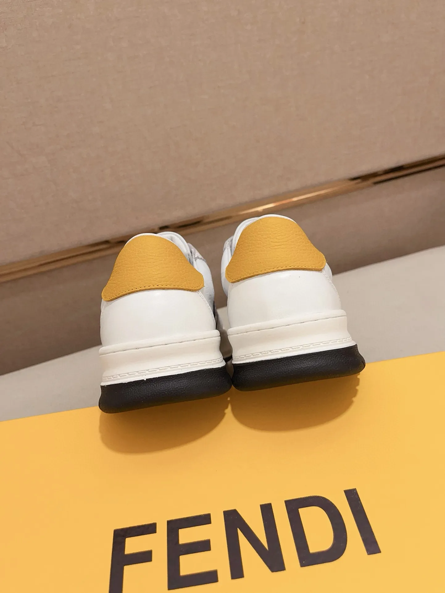 Men's shoes💰: 400💰[Fendi] Fendi's latest casual shoes for men! Available at counters simultaneously! A one-to-one replica of the original. All imported official website one-to-one cowhide fabric. The interior is made of top-grade sheepskin, and the original factory-supplied rubber outsole is used. Leading new fashion concepts. Matching code: 38-44. (can be customized for 45 non-refundable)